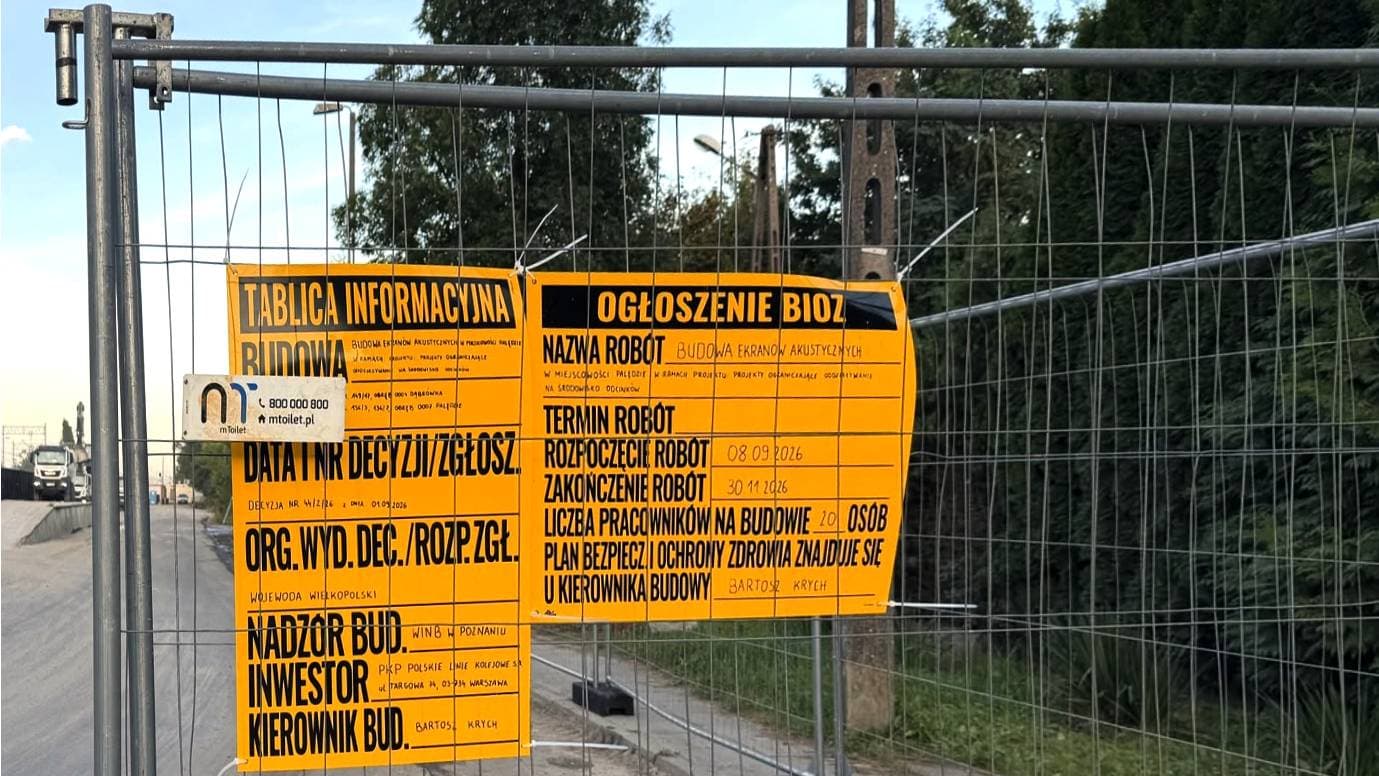 Tablica informacyjna budowy i ogłoszenie BIOZ na ogrodzeniu placu budowy ekranów akustycznych w
Palędziu